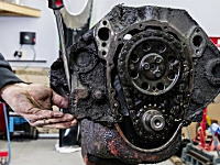 ギトギトがピカピカに。シボレーV8エンジンのオーバーホールを早送りで。
