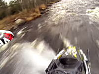 スノーモービルの間違った使い方。スピードを維持すれば川上りだってこの通り。