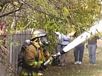 ちょっとこの消防士さん。とても効率が悪そうな事をしている消防士さんの映像が人気に。