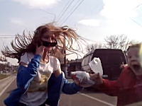 クラクション鳴らす前に止まれただろ(°_°)横断しようとしたギャルをはねちゃう車載。