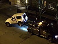 ジープvsレッカー車。後輪を持ち上げられた状態から無理やり逃げるジープの映像。