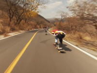 公道スケボーダウンヒルで対向車に焦ったライダーが転倒して頭から突っ込むｗ