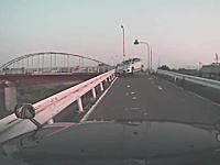 どんだけ飛ばしてるんだよ。堤防道でジャンプして突っ込んでくる車。WRCかｗ