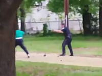 逃げる黒人に白人警官が連続して銃を発砲し射殺。その映像がアップされ問題になる。