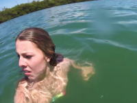 近くに寄ってきたマナティーに怯えてパニックになる女性。溺れる寸前じゃないか。