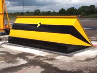 突っ込んだトラック涙目ｗｗｗ超強力な油圧式の車止めバリヤーが誕生する。