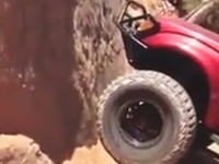 そこは車では無理だろう？というほとんど壁！な岩を登ってしまうトラックの映像。