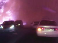 炎の渦巻く山火事の中を進むドライブレコーダー映像がヤバい。これはリアルに地獄。引火して燃えながら走っている車も。