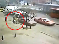 180円をケチって無賃乗車しようとした夫婦がトランスミレニオにはねられてしまう。夫死亡。