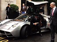 こんなので来られたら冷や汗もんだよな。お客様のパガーニ・ウアイラを駐車スペースに移動させるホテルマン。