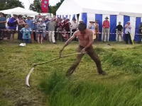 草刈マスター。エンジン刈払機と草刈対決をして勝ってしまう西洋大鎌使い。