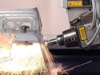 何の部品かな？ハイスピードなレーザーカッティングのビデオが気持ちいいと人気に。