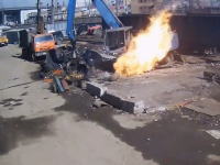 変な所で変な作業をしていたもんだから。高価な重機がまる焼けになっちゃう。