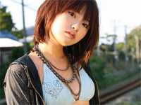 吉川さおり プールサイドで黄色の極小三角ビキニ水着を身につけてスラッとしたボディラインを魅せる