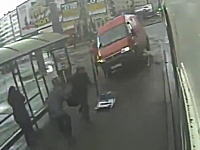 歩道に乗り上げたバンが標識をなぎ倒しバス待ちをしていた2人をひき殺す。その映像。