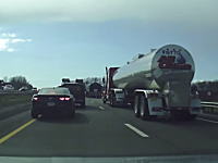 お馬鹿なカマロ。前が詰まってるのを路肩走行で抜こうとして他車を巻き込む大事故に。