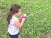 おもちゃみたいなサオで大きなブラックバスを釣り上げた幼女。これはグッドサイズ