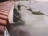 ナイスな逃げっぷりｗ歩道で大量のドリンクボトルに襲われてしまった男性ｗ