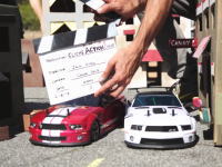 これはスゴイ。ミニチュアの背景を作ってラジコンカーを走らせるとこうなる。