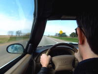 高速道路を運転中に突然意識を失ってしまった男性。アクセル踏まれた状態で暴走し続ける車。車内映像。