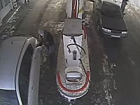 危険なアクシデント。伸びた給油ホースがバチーン！となって隣の女性の顔面にヒット