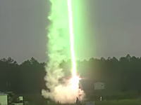 雷雲の中に銅線の繋がったロケットを打ち込んで人工的に稲妻を発生させる技術。