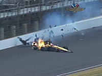 大荒れのインディ500でまた大事故。ヒンチクリフの左足をサスペンションの一部が貫通する