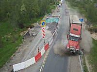 工事で片側通行になっている道路に無理やり突っ込んだトレーラーが