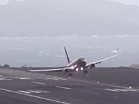 海から吹き付ける強風で着陸の難易度が高すぎるマデイラ国際空港。これはパイロット泣かせ。