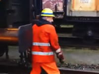 この鉄道作業員あっぶねえ。ネタでやるには危険すぎるだろｗ