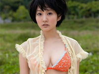 久保由利香 水玉柄三角ビキニやベビードール姿でポーズ