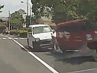 脇見運転？ハザード焚いて停車していた郵便局の配達車に思いっきり突っ込む事故。