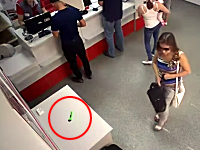 ターゲットはカッターナイフ？しょぼい物を盗むのに手の込んだ事をする少女が撮影される