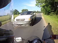 車とバイクの交通トラブルでバイクの兄ちゃんの攻撃が強いｗ