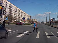 殺人信号無視。横断歩道を渡る兄ちゃんたちが超速の信号無視車に殺されかける動画。