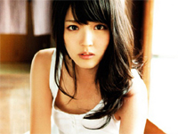 鈴木愛理 制服姿やシャツを一枚羽織ったり、サンタ風コスプレのグラビアショット