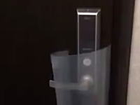 ホテルのオートロックを信用してはいけない。薄いプラ板で簡単に開けられてしまう動画。