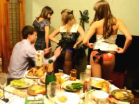 これがリア充のお誕生日会か。10代の少女3人から生脱ぎパンティを贈られる動画。