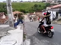 バイクに2ケツのヒットマンが男性を射殺。その映像。かと思ったら！？