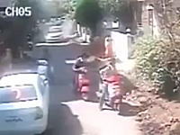 これは怖い。細い路地に暴走車が突っ込んでくる恐怖動画。ジャンプ避け。