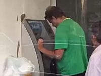 ビール片手に泥酔状態でATMを操作していた男性。着地したビールに攻撃される8秒動画。