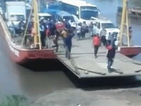 めちゃくちゃ危ない。切断されてもおかしくなかった。渡し船からいち早く降りようとした男性が。