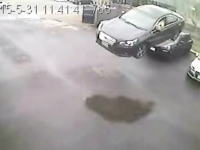 フライングレガシィ。カナダでスバルのレガシィが塀を飛び越えてくる物凄い映像が撮影される。