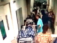 病院に送り込まれたヒットマン。治療中の男性が帽子とフードに顔を隠した男に射殺される。