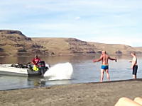 ボートの使い方色々。接岸を手助けしているのかと思ったらワロタｗ