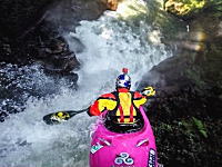 激流下り。滝に挑むカヤックのGoPro動画。そうさ今こそアドベンチャー