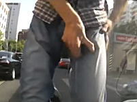 実際こんなキチガイに襲われたらどうすりゃいいの？ボンネットの上で暴れ出す兄ちゃん