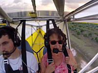 パイロットの驚きっぷり。離陸したら翼にネコがいた！？ネコも驚いてるなｗ