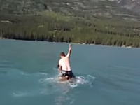 湖を横断中のムースにボートで近づいて飛び乗ってみた。ワロタけどやめてやれよｗｗ