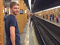 ビターン！これは痛いｗｗｗホームを飛び越えようとした黒人が痛い事になるビデオｗ